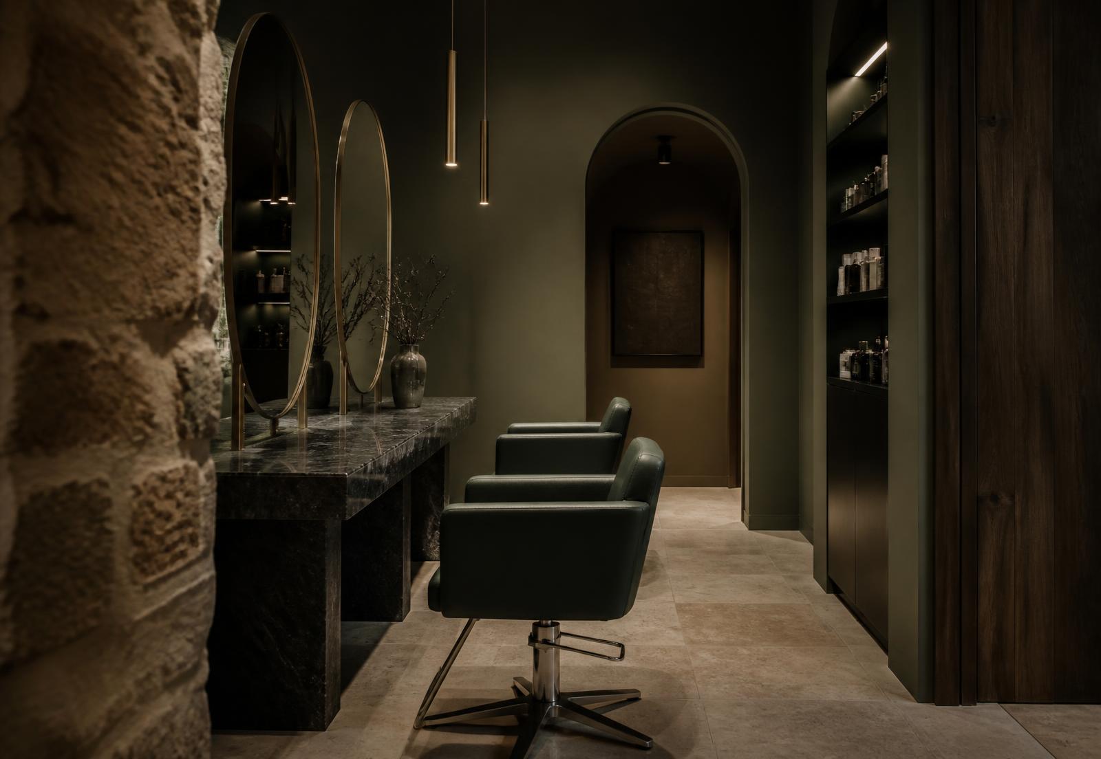 Luxe kapsalon interieur in donkergroene en warme tinten